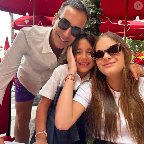 Neste sábado (05), Tralli posou ao lado das filhas e destacou suas pernas torneadas em um shortinho roxo