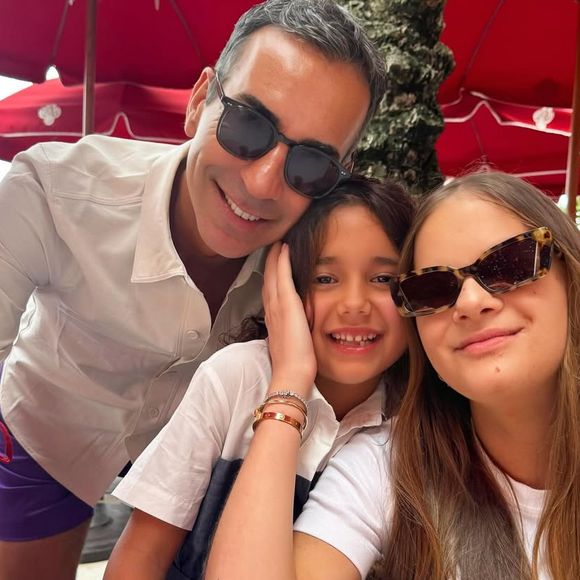 Neste sábado (05), Tralli posou ao lado das filhas e destacou suas pernas torneadas em um shortinho roxo