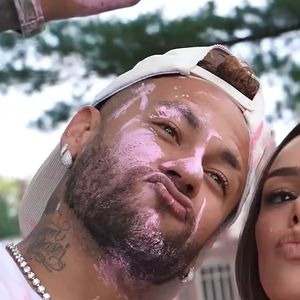 Neymar revelou que sua terceira filha com Bruna Biancardi se chamará Mariah. A escolha mantém a tradição dos nomes das meninas começando com a letra M