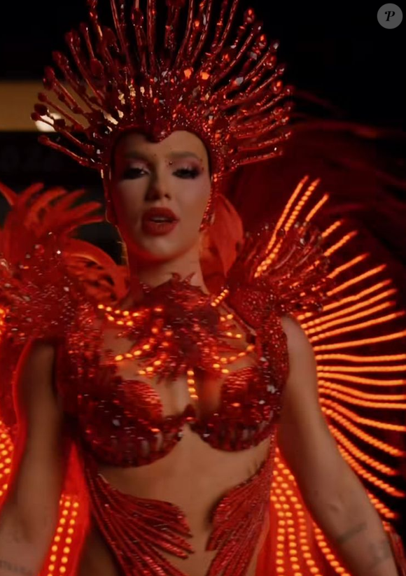 Após a coleira polêmica, Virgínia aposta em piercing no dente com número 7 e fantasia tecnológica cheia de luzes para desfilar na Grande Rio