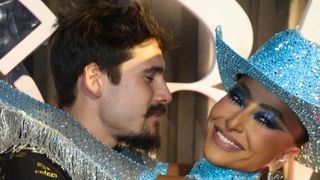 Nicolas Prattes faz surpresa romântica para Sabrina Sato nos 2 anos de namoro e recorda pedido de namoro em praia: 'Entre dois oceanos'