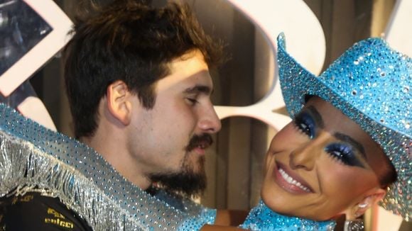 Nicolas Prattes faz surpresa romântica para Sabrina Sato nos 2 anos de namoro e recorda pedido de namoro em praia: 'Entre dois oceanos'