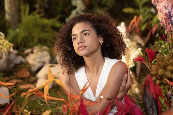 Filha de Gerluce (Sophie Charlotte), Joélly (Alana Cabral) está grávida na novela 'Três Graças'