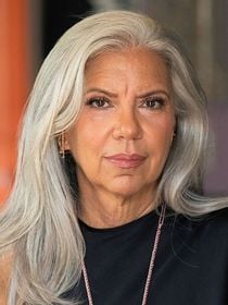 Cabeleireiros e especialistas concordam: 'É falso que, se você arrancar um fio de cabelo branco, surjam mais. Cada fio de cabelo nasce de um folículo independente; portanto, arrancar um não faz com que eles se multipliquem'