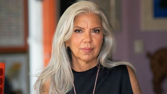 Cabeleireiros e especialistas concordam: 'É falso que, se você arrancar um fio de cabelo branco, surjam mais. Cada fio de cabelo nasce de um folículo independente; portanto, arrancar um não faz com que eles se multipliquem'