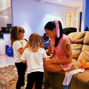 Zé Felipe flagou Ana Castela brincando com as filhas Maria Alice e Maria Flor