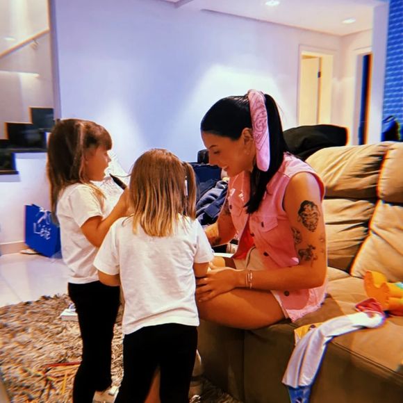 Zé Felipe flagou Ana Castela brincando com as filhas Maria Alice e Maria Flor