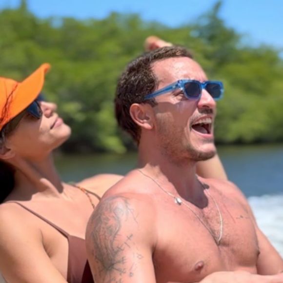 De biquíni, Débora Nascimento troca carinhos com Allan Souza Lima, ex de Rafa Kalimann, e web vai ao delírio