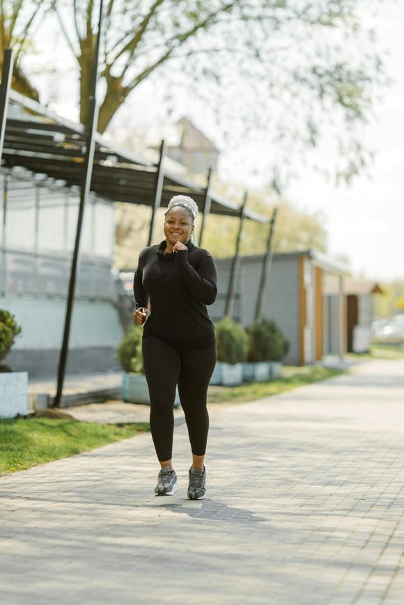 O que é o treino na zona 2? A zona 2 corresponde a 60-70% da frequência cardíaca máxima (FCM) e é provavelmente a mais útil para a maioria das pessoas que não querem bater recordes, mas buscam melhorar sua saúde