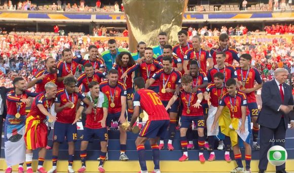 Trump estava ao lado dos jogadores da Espanha, que comemoraram a vitória na Copa 2026