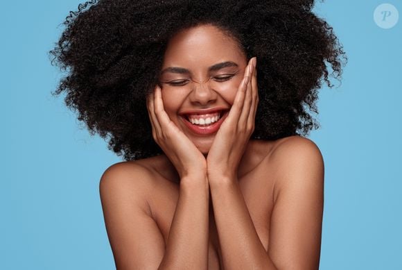 Uso de bloqueadores hormonais, como a Finasterida e a Dutasterida, é um divisor de águas para impedir que os fios atrofiem.