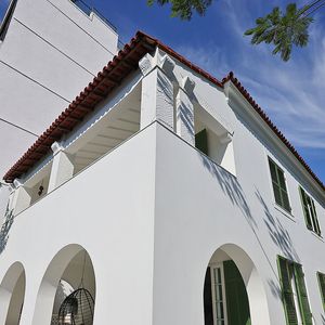 Localizada na Urca, um dos bairros mais exclusivos do Rio de Janeiro, a mansão de 500 m² tem tudo para fazer qualquer um se sentir uma estrela de Hollywood.