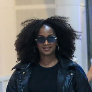 Linda! Cantora Iza é flagrada com seu cabelo crespo e natural em foto tirada em 29 de abril de 2023