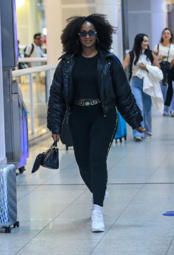 Linda! Cantora Iza é flagrada com seu cabelo crespo e natural em foto tirada em 29 de abril de 2023