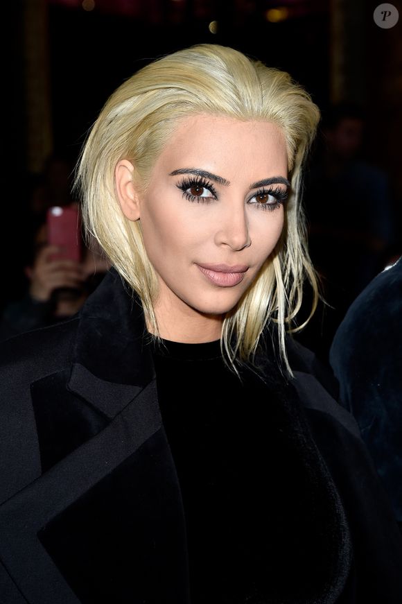 2015: Kim Kardashian voltou a apostar no loiro, mas desta vez de cabelo curtinho