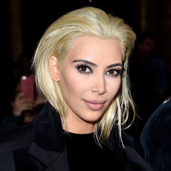 2015: Kim Kardashian voltou a apostar no loiro, mas desta vez de cabelo curtinho