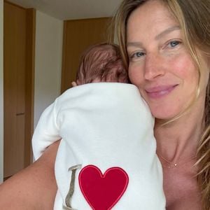 No Dia das Mães, Gisele Bündchen surgiu com o filho mais novo, River, nascido em fevereiro de 2025 e fruto do seu relacionamento com Joaquim Valente