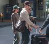 Bruna Marquezine teve ajuda para guardar suas bagagens e as do namorado, Shawn Mendes, ao deixarem aeroporto