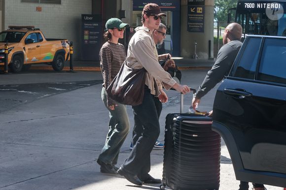 Bruna Marquezine teve ajuda para guardar suas bagagens e as do namorado, Shawn Mendes, ao deixarem aeroporto