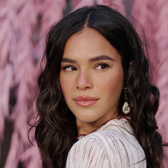 Bruna Marquezine chama atenção em editorial da Vogue Brasil com sandália de luxo que ganhou uma “gêmea brasileira” criada por marca sustentável de Goiânia
