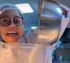 Comece adicionando os ingredientes no liquidificador e batendo até que forme um caldo homogêneo