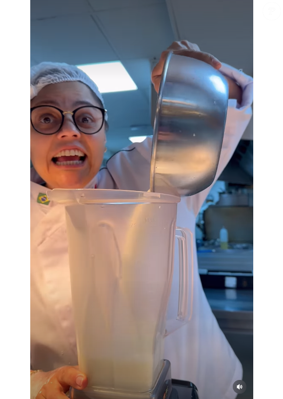 Comece adicionando os ingredientes no liquidificador e batendo até que forme um caldo homogêneo