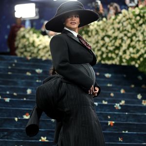 Cantora marca presença para apoiar A$AP Rocky, coanfitrião da edição ao lado de nomes como Pharrell e LeBron James