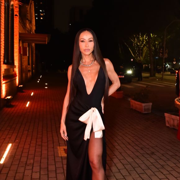 Sabrina Sato apostou em look preto e branco Saint Laurent Resort 2026 com laço marcante