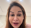 “Saca minha sobrancelha. Olha que coisa ridícula. Fazia um ano e meio que eu não fazia botox, porque não podia, já que emendei uma gravidez na outra”, contou.