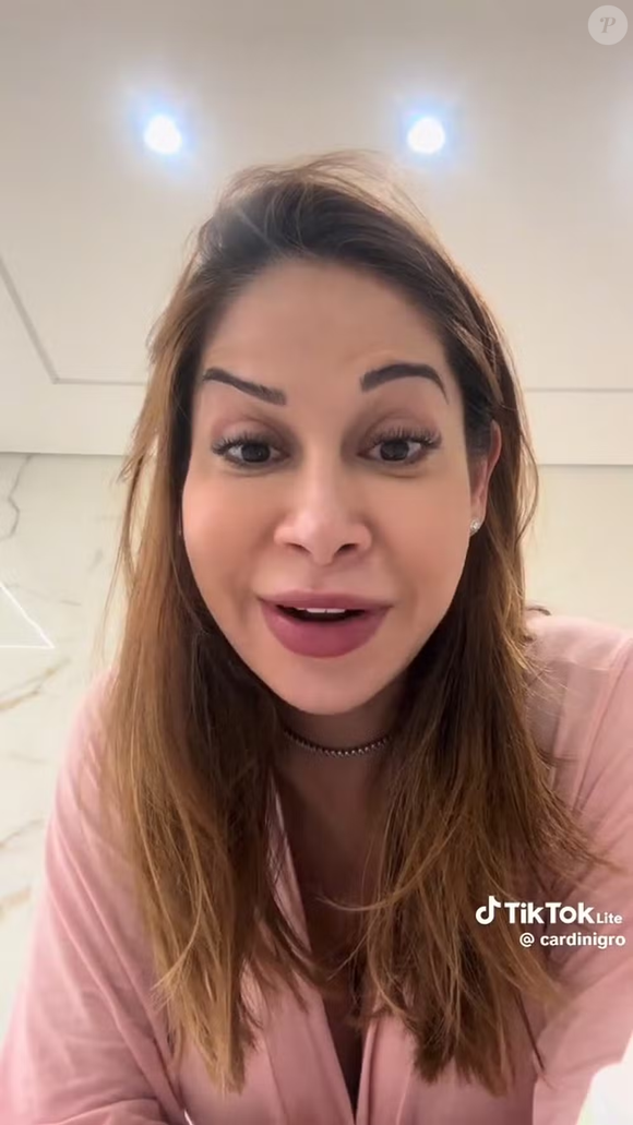 “Saca minha sobrancelha. Olha que coisa ridícula. Fazia um ano e meio que eu não fazia botox, porque não podia, já que emendei uma gravidez na outra”, contou.