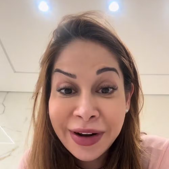 “Saca minha sobrancelha. Olha que coisa ridícula. Fazia um ano e meio que eu não fazia botox, porque não podia, já que emendei uma gravidez na outra”, contou.