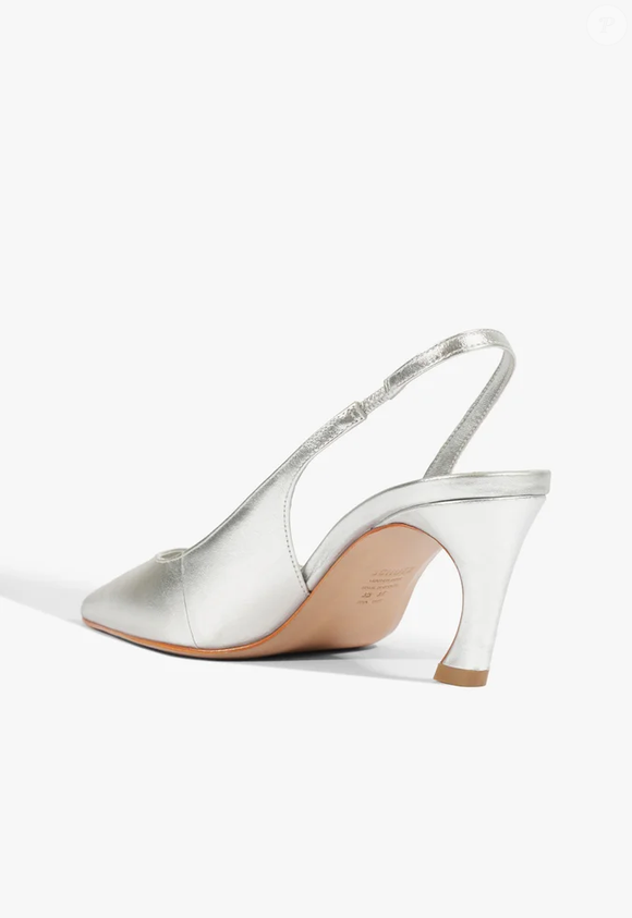 O sapato traz salto curvado de altura média, com 7,2 cm, ideal para quem busca elegância sem abrir mão do conforto