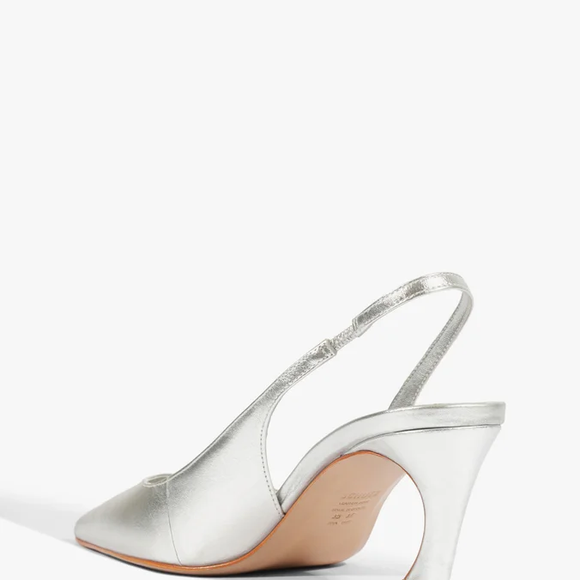 O sapato traz salto curvado de altura média, com 7,2 cm, ideal para quem busca elegância sem abrir mão do conforto