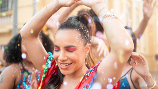 4 perfumes de alta fixação para curtir a folia sem preocupações e ficar cheirosa no bloquinho ou na Sapucaí!