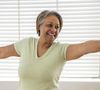 Para evitar a flacidez nos braços, existem muitos exercícios para serem feitos em casa