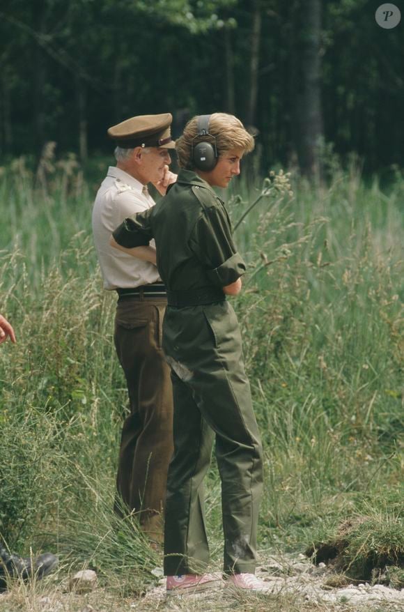 Em 1988, Lady Di voltou a aparecer com o clássico tênis de cano alto, desta vez combinado a um macacão de sarja verde militar durante uma visita ao Royal Hampshire Regiment, mostrando sua habilidade para transformar peças esportivas em elementos de estilo