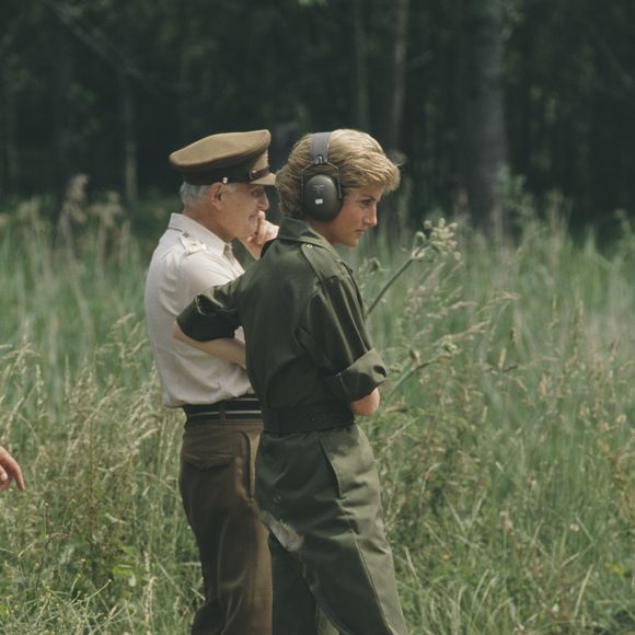 Em 1988, Lady Di voltou a aparecer com o clássico tênis de cano alto, desta vez combinado a um macacão de sarja verde militar durante uma visita ao Royal Hampshire Regiment, mostrando sua habilidade para transformar peças esportivas em elementos de estilo