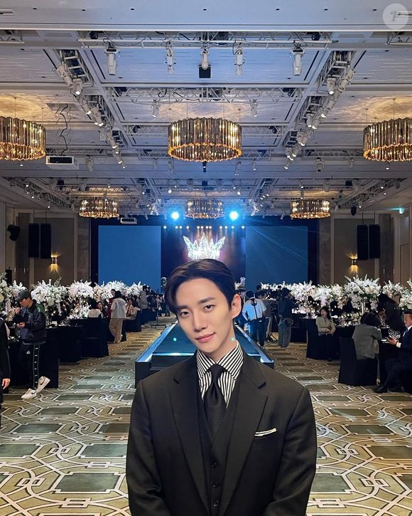 Lee Junho é poliglota, fala japonês e inglês com facilidade. Ele também tem mestrado em atuação