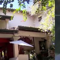 4.300m² junto à Mata Atlântica, 20 cômodos, banheiro inusitado, passagens secretas e mais: 17 anos após morte de Clodovil, mansão de R$ 1,6 milhões do apresentador está abandonada