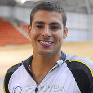 2010: de cabelo curto estilo militar, Cauã Reymond interpretou Danilo Gouveia na novela 'Passione'