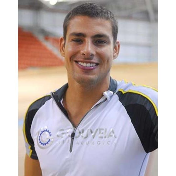 2010: de cabelo curto estilo militar, Cauã Reymond interpretou Danilo Gouveia na novela 'Passione'