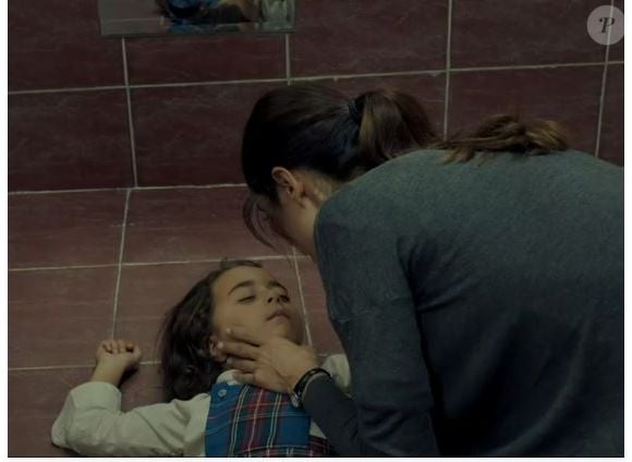 Zeynep resolve fugir com Melek após a menina ser agredida no capítulo da novela 'Mãe' em 28 de outubro de 2025, terça-feira