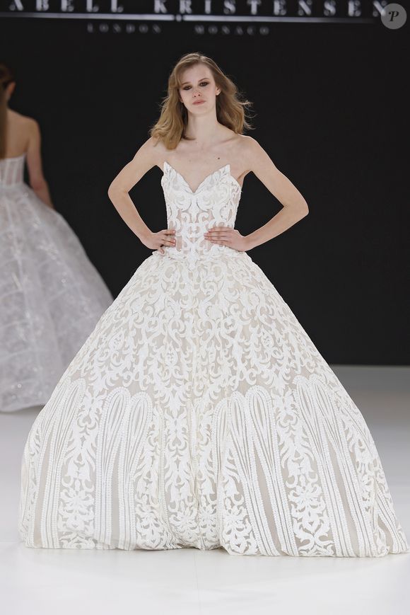 No vestido de noiva, a saia volumosa garante imponência e elegância ao visual