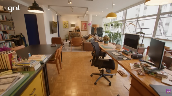 Durante participação no programa 'Pode Entrar', do GNT, Isabel Teixeira contou que sua casa está sempre “em movimento”, já que o espaço funciona ao mesmo tempo como lar, ambiente de trabalho e inspiração artística