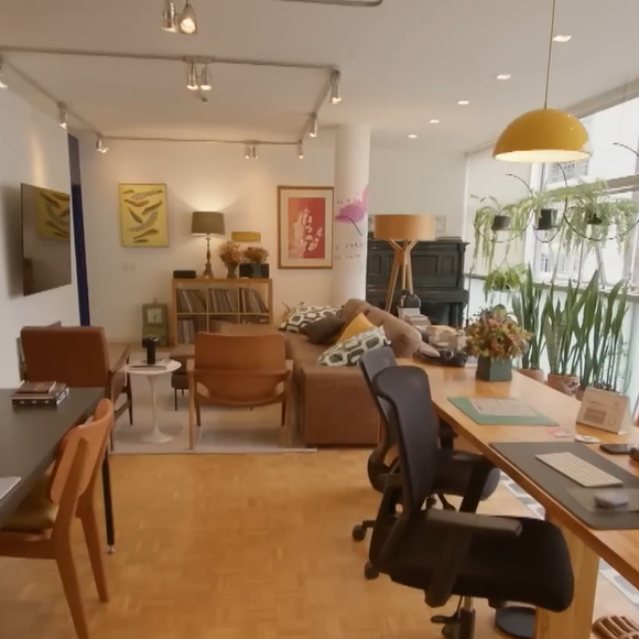 Durante participação no programa 'Pode Entrar', do GNT, Isabel Teixeira contou que sua casa está sempre “em movimento”, já que o espaço funciona ao mesmo tempo como lar, ambiente de trabalho e inspiração artística