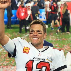 Segundo informações do Daily Mail, Tom Brady anunciou a aposentadoria em fevereiro de 2022, mas voltou atrás apenas 40 dias depois, comunicando que disputaria sua 23ª temporada na NFL, decisão que teria aumentado o desgaste no casamento com Gisele Bündchen