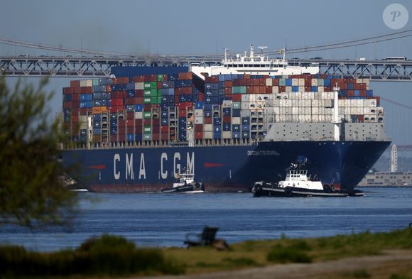 Produtos chineses devem ficar significativamente mais caros nos EUA após nova tarifa de 125%.