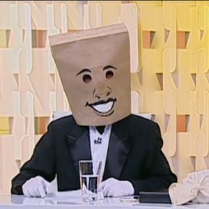 Dudu Camargo estreou como apresentador no 'Fofocando' vivendo o 'Homem do Saco'