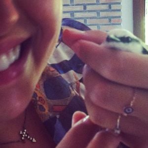 Pássaros carregam simbolismo de serem mensageiros de mudanças para melhor - na foto, Isis Valverde segura um desses animais