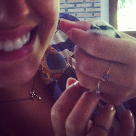 Pássaros carregam simbolismo de serem mensageiros de mudanças para melhor - na foto, Isis Valverde segura um desses animais